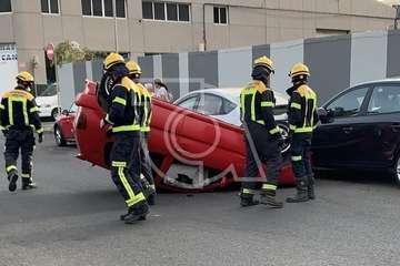 Vuelco de un turismo en la entrada a Las Huesas desde la GC-1/TA.